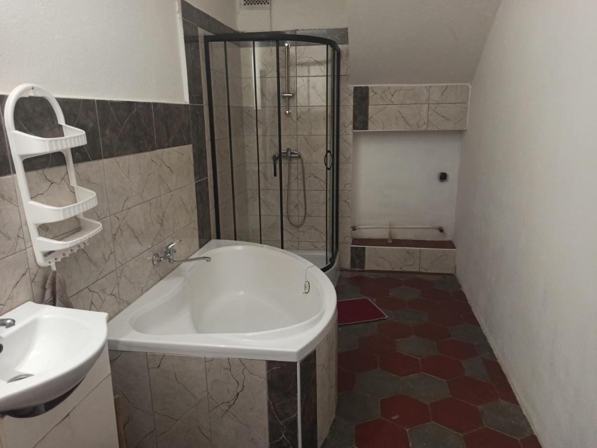 Apartman Menany Zewnętrze zdjęcie